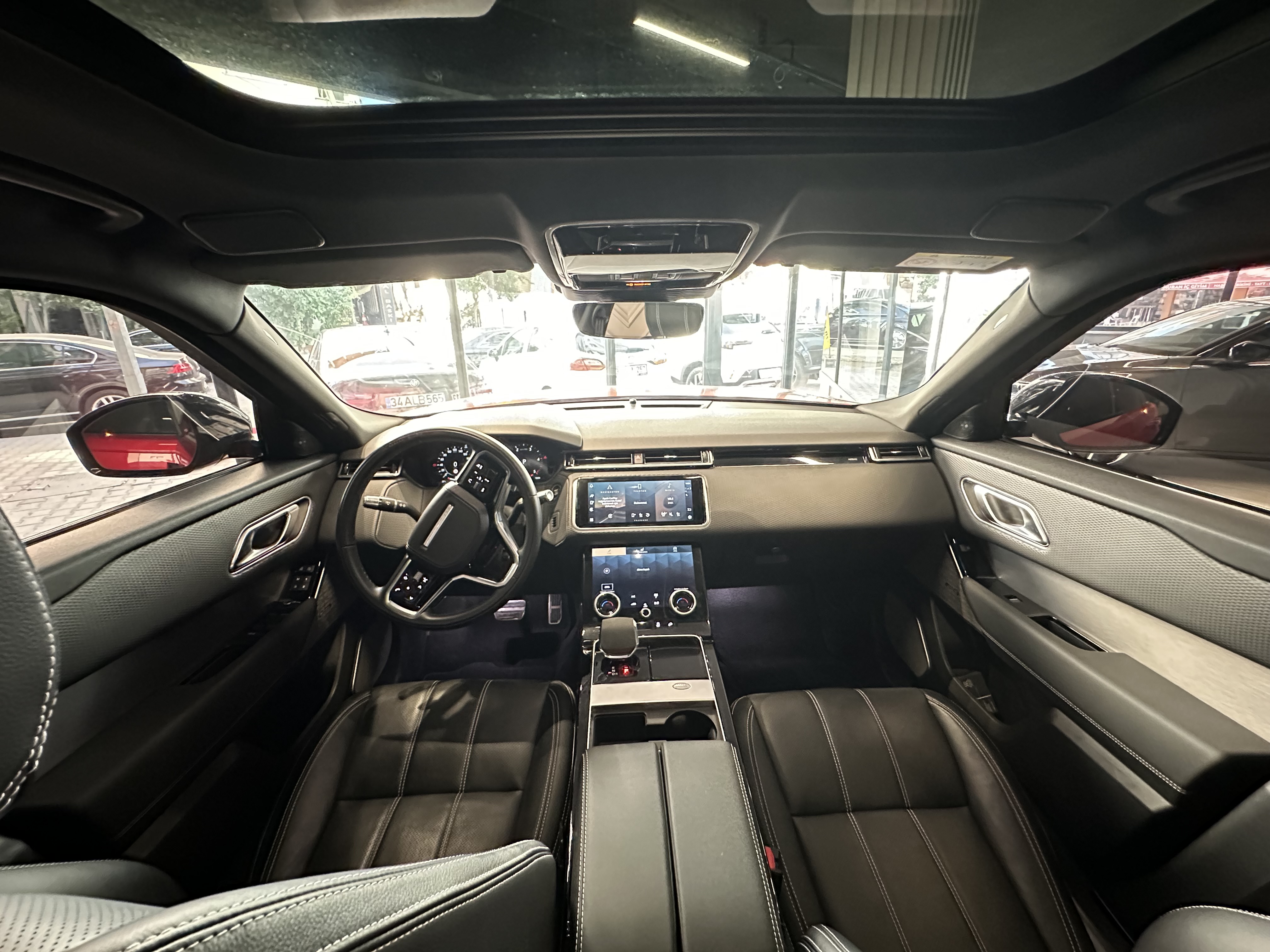 BORUSAN BAYİ ÇIKIŞLI RANGE ROVER VELAR