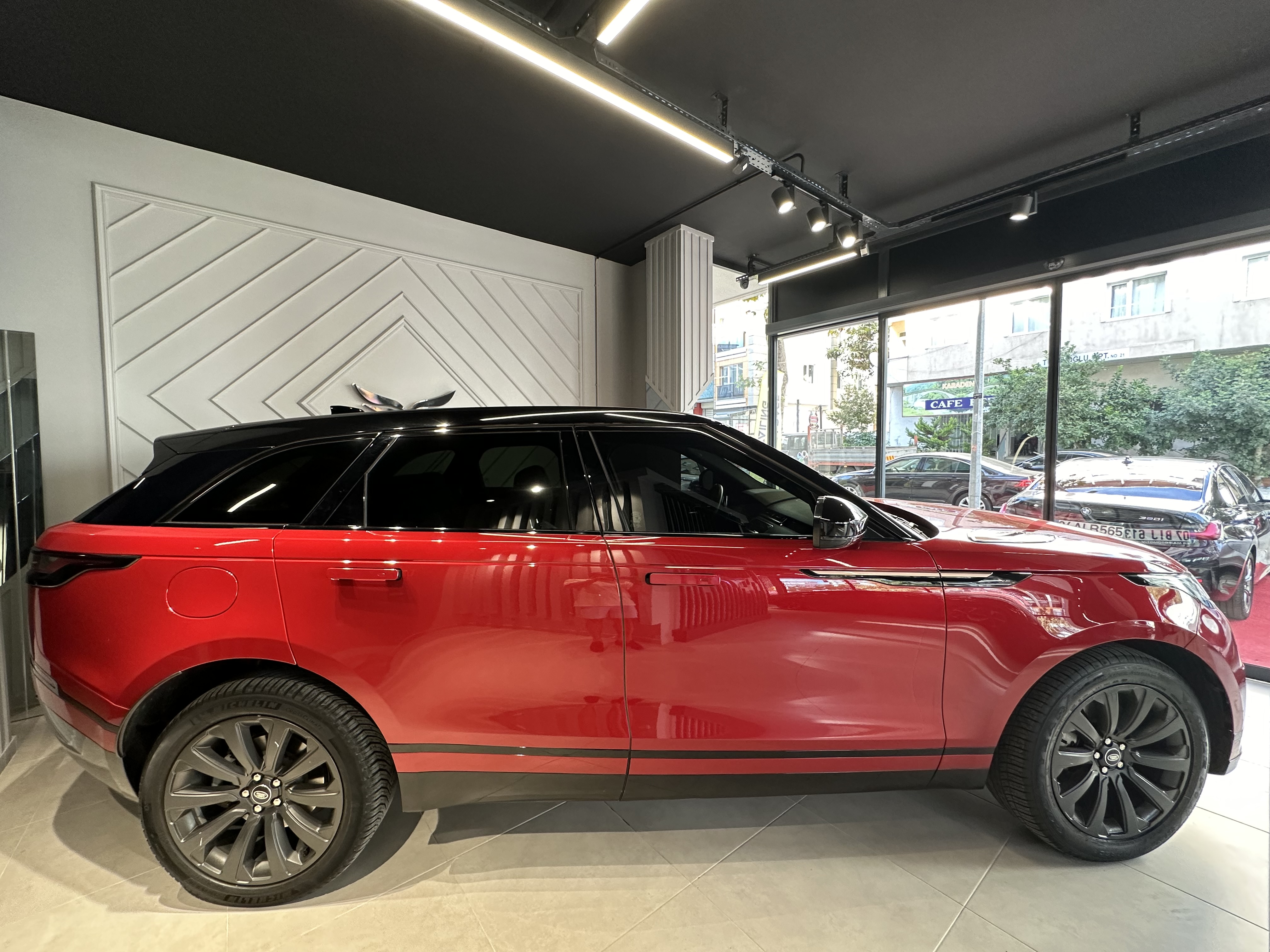 BORUSAN BAYİ ÇIKIŞLI RANGE ROVER VELAR