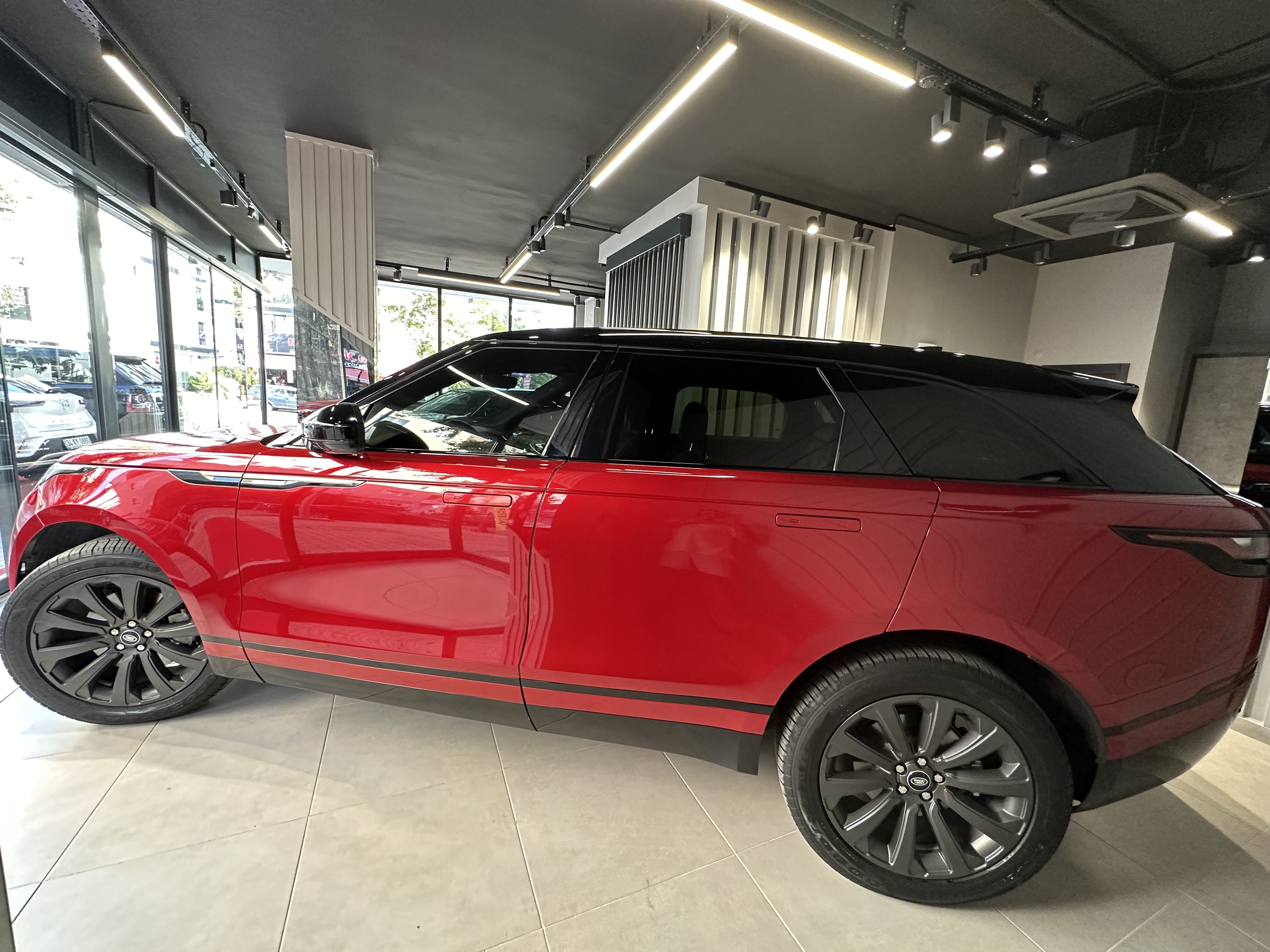 BORUSAN BAYİ ÇIKIŞLI RANGE ROVER VELAR