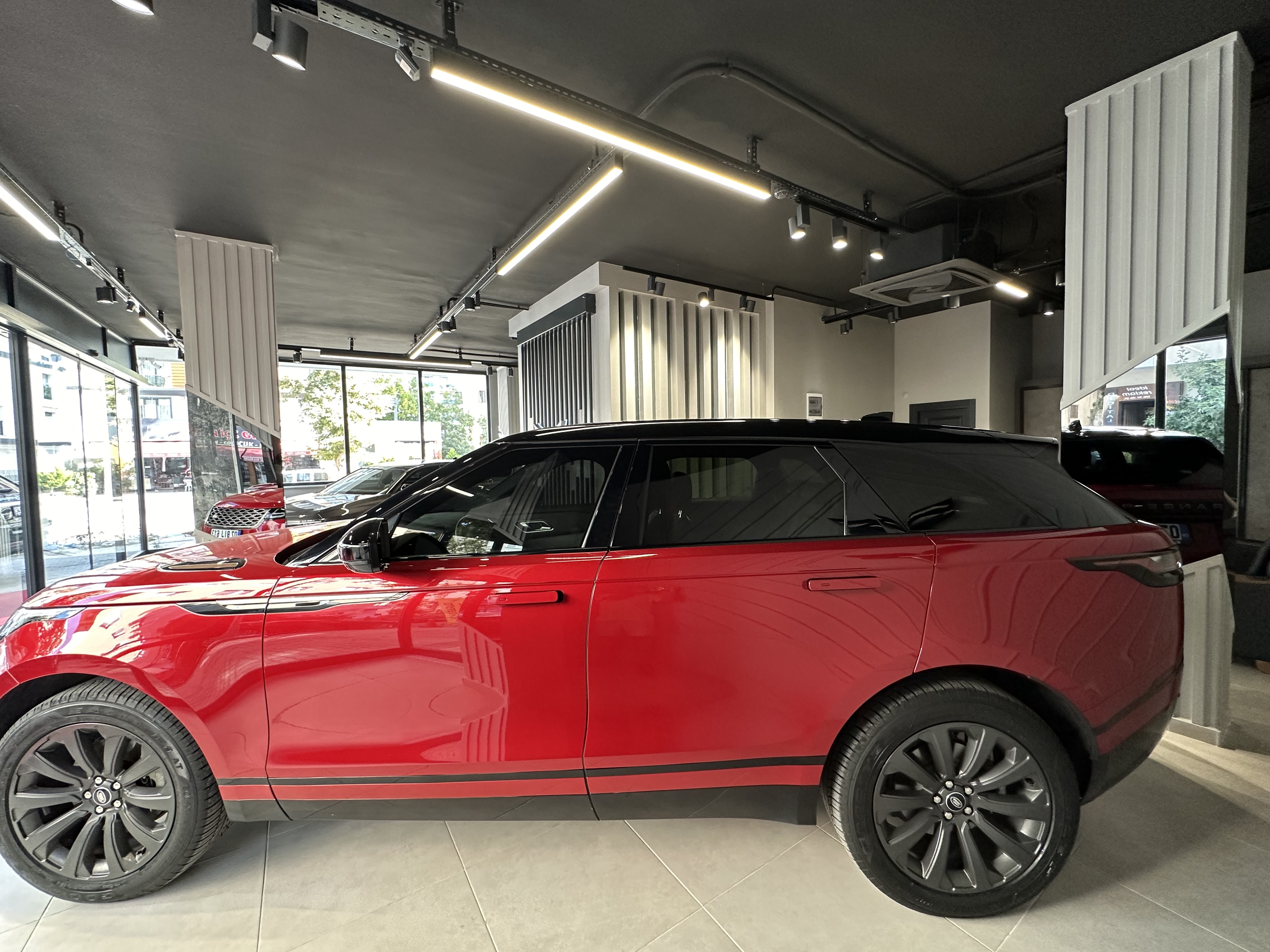 BORUSAN BAYİ ÇIKIŞLI RANGE ROVER VELAR