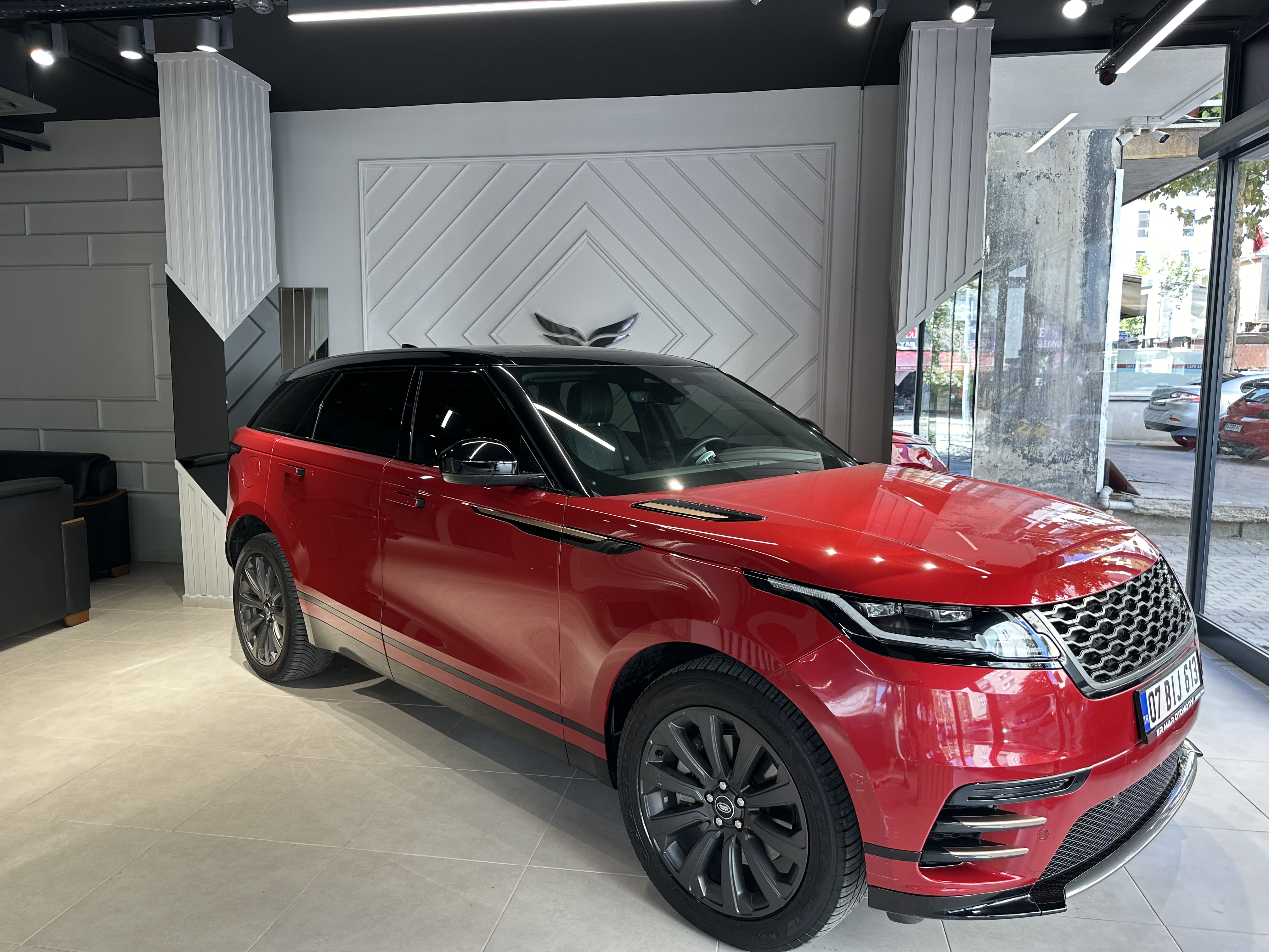 BORUSAN BAYİ ÇIKIŞLI RANGE ROVER VELAR